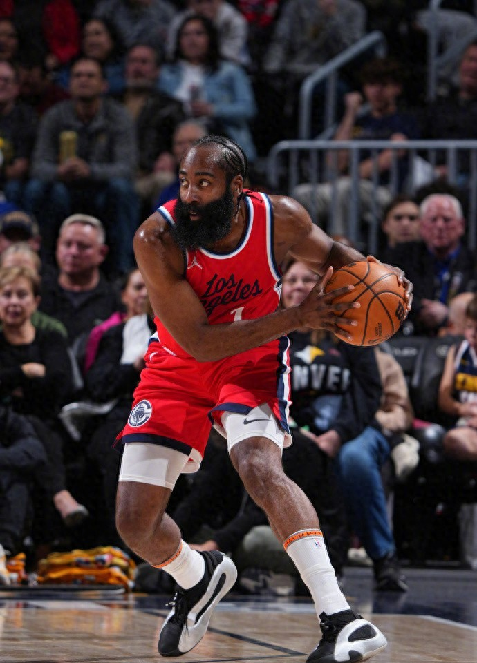 包含今晚洛杉矶快船备战德国杯；单刀错失细节曝光；气氛紧张；心理建设被强调的词条